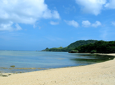 島の風景7~浜辺から眺める灯台~
