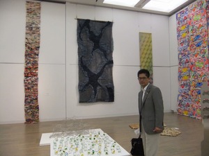喜納盛勝先生第75回新制作展視察風景