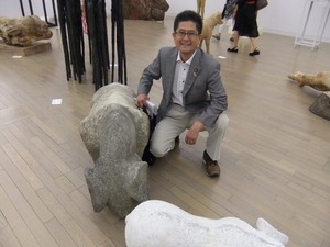 喜納盛勝先生第75回新制作展視察風景