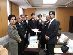 八重山教科書採択問題で政府・民主党への要請活動。