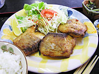 県産のウニを食べる。