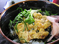 県産のウニを食べる。