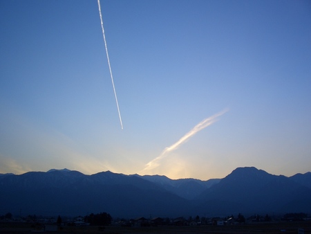 北アルプスを越えていく飛行機雲