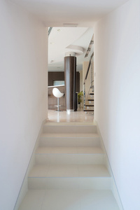 タイルで作る住宅の階段、インテリアデザイン