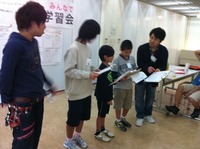 みんなでだんぱち、みんなで学習会の様子。 2012/03/22 09:47:38