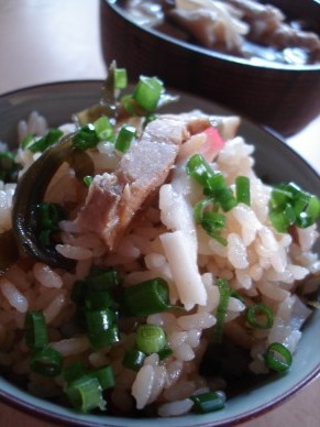 ウークイの後に作るジューシー(沖縄風炊き込みご飯)
