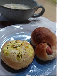 ウインナーロールとマヨコーン