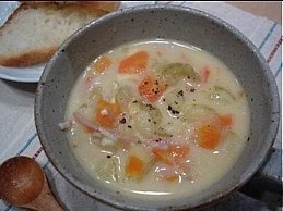 具だくさんのチーズスープ
