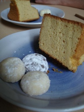 カラメルシフォンケーキとスノーボール