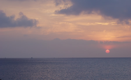 夕日は雲の中・・・