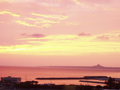伊江島を望む夕陽