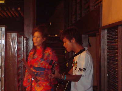 生ライブやってます。