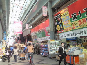 名古屋の観光地スポット、大須観音の商店街で楽しむ