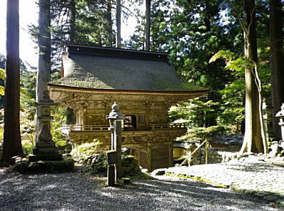 紅葉狩りを楽しむ。岐阜、揖斐川町の横蔵寺