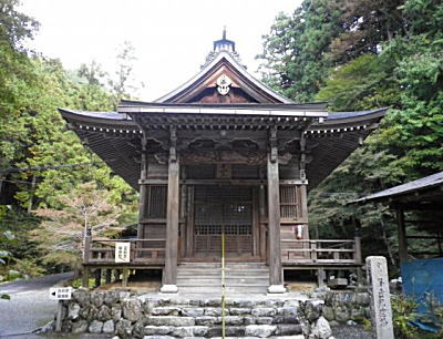紅葉狩りを楽しむ。岐阜、揖斐川町の横蔵寺