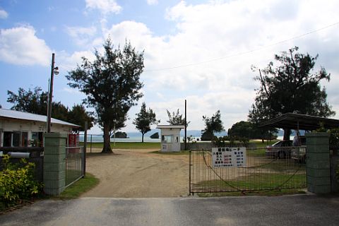 屋我地島ビーチ 入り口
