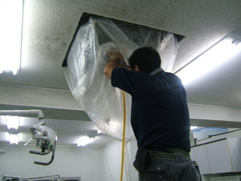 業務用エアコン 洗浄中