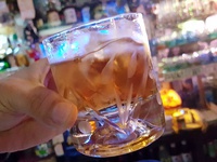 BAR飲み歩き！宜野湾市普天間にある『BAR CINDY（シンディ）』Aサインバーでウイスキーをに見つつ永ちゃんを歌う