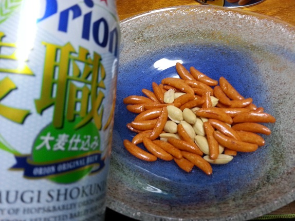 亀田の柿の種 辛さ5倍 コンビニのおつまみ!おつまみコーナーに陳列された『亀田の柿の種 辛さ5倍』どのくらいの辛さか興味津々で挑戦しました