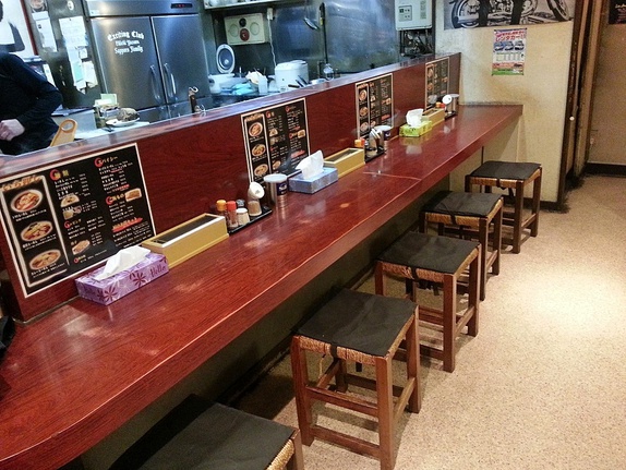 くまちゃんラーメン カウンター席 ラーメン食べ歩き!札幌にある永ちゃんファンの店『くまちゃんラーメン』量も味も文句なしのうまい味噌ラーメンを食べる