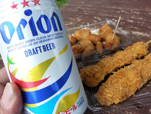 座間味村漁業協同組合 てんぷらがおいしいお店!『座間味村漁業協同組合』2度目の訪問で気になる魚ゲットとサメ串フライをビールといただく