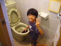 圭太がトイレ掃除をしました。 2006/11/12 10:09:33