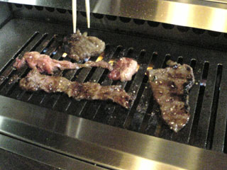 基巳屋 肉を焼く