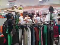 京都伊勢丹！賑わう！ 2010/08/26 08:42:29