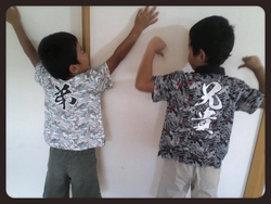 テーマは「おさがり」。上の子が着れなくなった服は・・・。