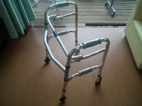 キャスター付き4点歩行器のお届け♪ 2012/05/16 10:33:46
