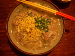モグちゃん食卓に乗る