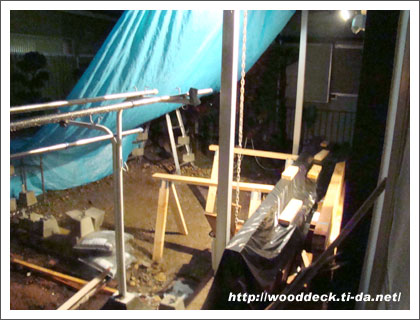 雨の日のブルーシート屋根の写真