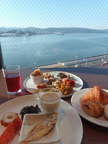宍道湖を眺めながら朝食。食べすぎた。 宍道湖を眺めながら朝食。食べすぎた。
