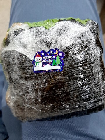 季節外れのシールが貼られたおにぎらず(いろいろ入) 季節外れのシールが貼られたおにぎらず(いろいろ入)