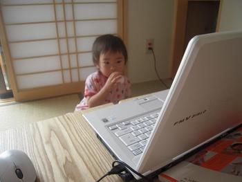 ヤクルト飲みながら・・・