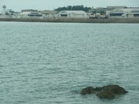 瀬長島より那覇飛行場を望む