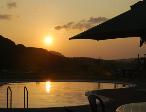 プールサイドの夕日！！