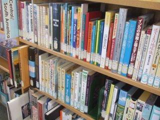OIC沖縄国際センター内図書館