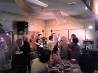 大騒ぎ～「ライブ居酒屋まじゃ」