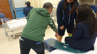 「持ち上げない」介護技術　IN　嘉手納高校