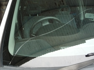 車のサビ 突然 フロントガラスにひび割れ 原因はサビ 防錆剤 グリーンコート