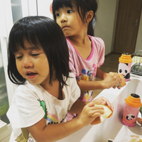 お手伝いをやりたがる４歳と５歳の娘がチャレンジ！