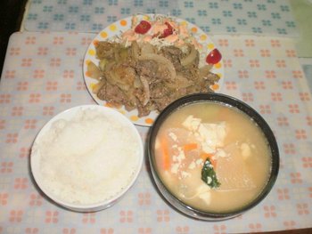 ☆お弁当とごまごま牛焼き肉と具たくさん汁☆