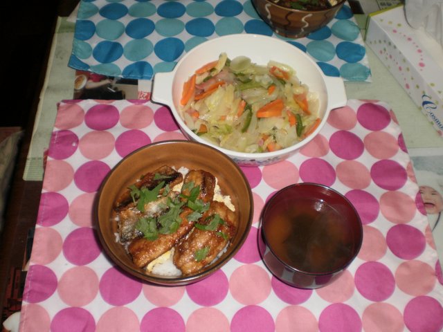 さんまの蒲焼き丼とたっぷり野菜の塩だれ炒め
