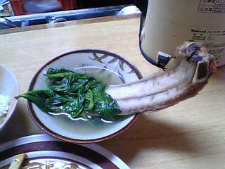 大きな骨付き肉（ソーキ？）がついてきました