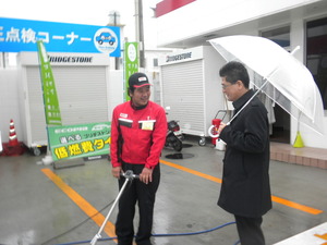 雨のなか熱く「街頭演説活動」を行うチョービン代議士！
