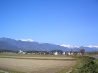 田んぼに水が入るのを待つばかりの安曇野