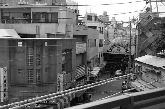 平和通り商店街入り口