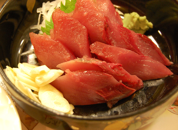 鰹さしみには生ニンニクが一番。