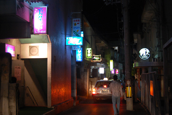 宮古島夜のスナック街、イーザト　西里